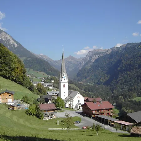 Dorfblick, Sonntag